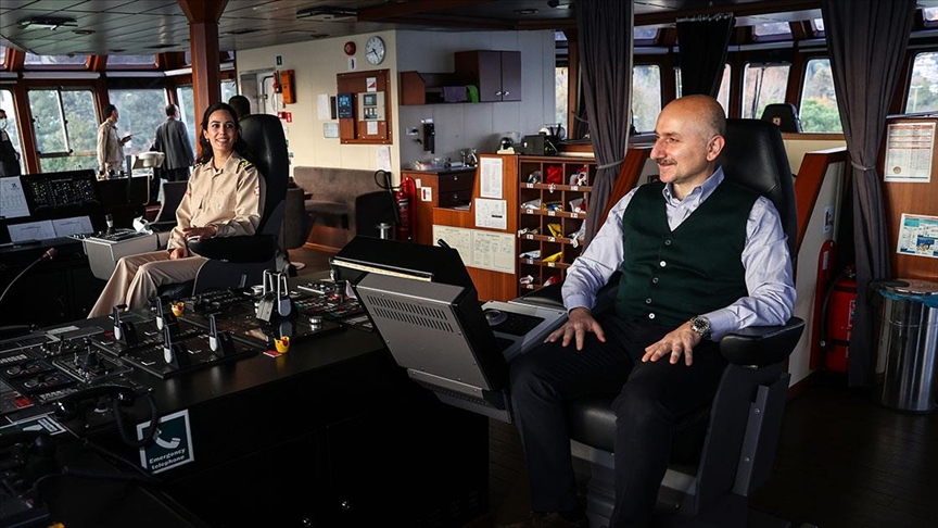 Ulaştırma ve Altyapı Bakanı Karaismailoğlu'ndan ilk kadın römorkör kaptanına ziyaret