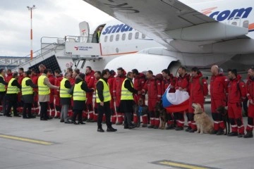 Ülkesine Geri Dönen Çek arama kurtarma ekibi Prag’da Türk bayrakları ve alkışlarla karşılandı