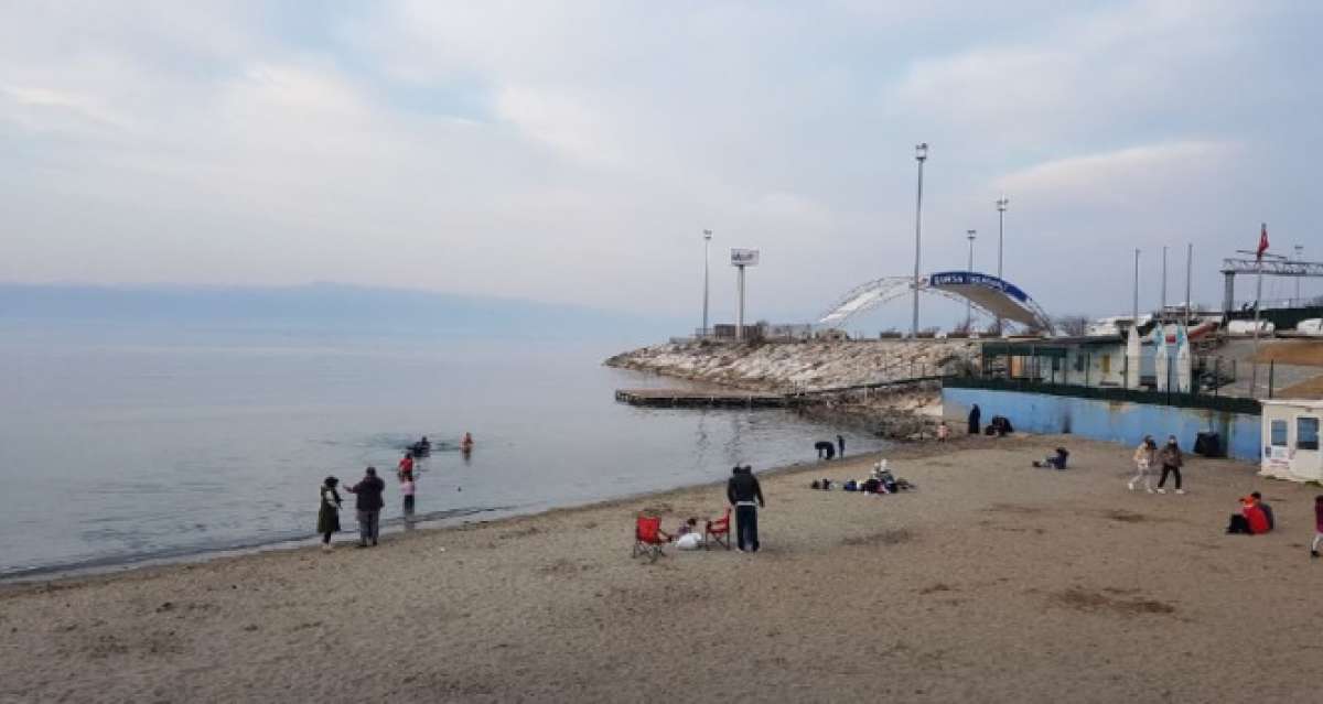 Uludağ'da kar, Mudanya'da deniz keyfi...Herkes kar beklerken onlar denize girdi