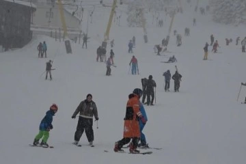 Uludağ'da yarıyılın son gününde tatilciler karın keyfini çıkarttı