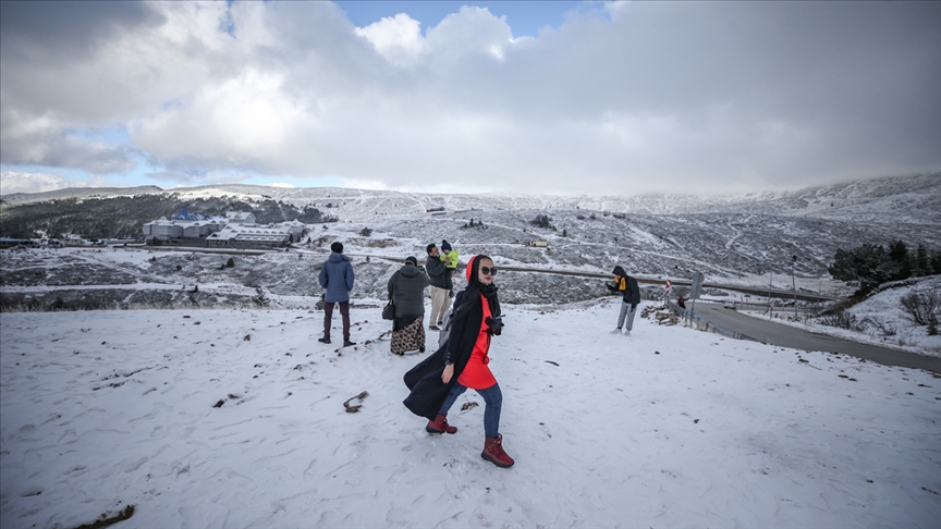 Uludağ'daki kar yağışı turizmcileri sevindirdi