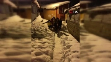 UMKE ekipleri kardan kapanan yolda kanser hastasını 600 metre sedyeyle ambulansa taşıdı