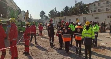 Ümraniye Belediyesi afetin yaralarını sarmak için deprem bölgesinde canla başla çalışıyor