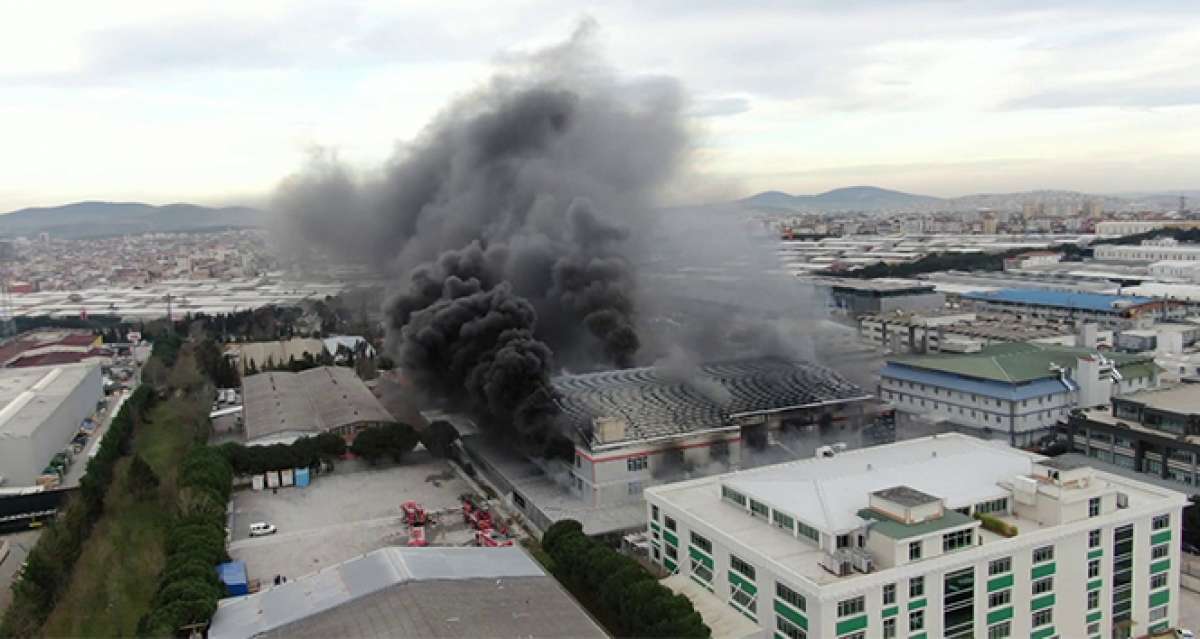 Ümraniye'de fabrikadaki yangın havadan görüntülendi