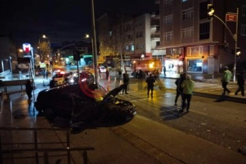 Ümraniye'de İETT otobüsü ile otomobil çarpıştı: 1'i ağır 5 yaralı