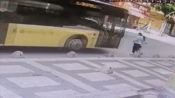 Ümraniye'de İETT otobüsünün 2 çocuğa çarpması güvenlik kamerasında