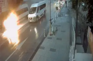 Ümraniye’de korkutan yangın: Servis minibüsü alev alev yandı