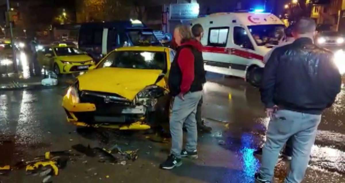 Ümraniye'de minibüs ile ticari taksi çarpıştı: 1 yaralı