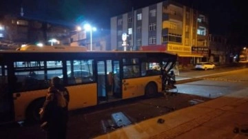Ümraniye'de otomobil ile İETT otobüsünün karıştığı kazada 5 kişi yaralandı