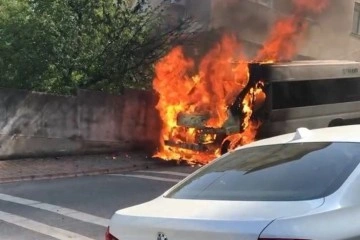 Ümraniye’de park halindeki servis minibüsü alev alev yandı