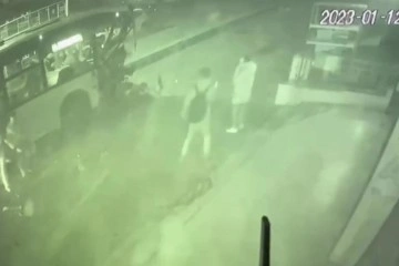Ümraniye’de refüjden uçan otomobilin İETT otobüsü ile çarpıştığı kaza kamerada