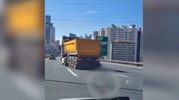 Ümraniye'de trafikte "makas atan" kamyon şoförüne ceza kesildi