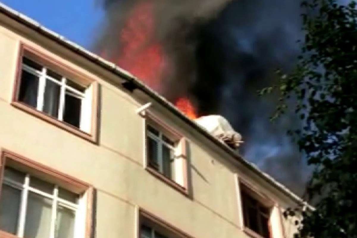 Ümraniye'de uyuşturucu bağımlısı şahıs apartmanın çatısını yaktı