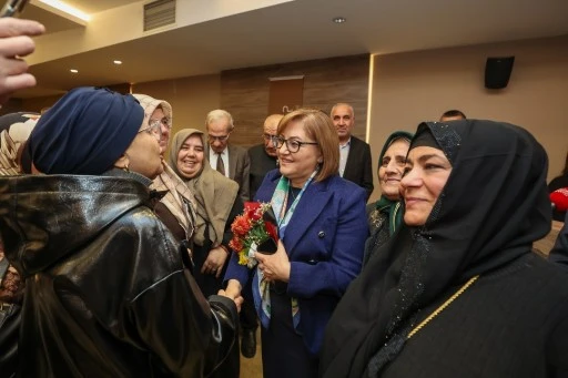 Umreden dönen ikinci kafile Başkan Fatma Şahin ile bir araya geldi