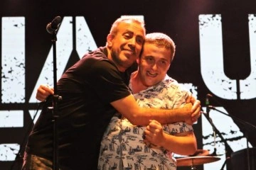 &Uuml;nl&uuml; sanat&ccedil;ı Haluk Levent, sahneye atlayan hayranına b&ouml;yle sarıldı