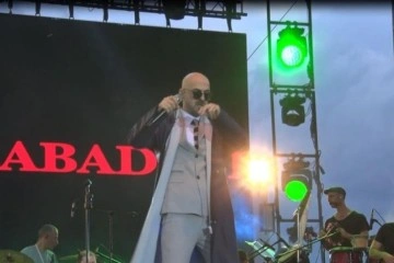 &Uuml;nl&uuml; sanat&ccedil;ı Soner Sarıkabadayı, Başkent Millet Bah&ccedil;esi&rsquo;nde sahne aldı