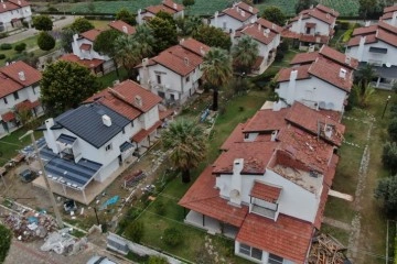 Ünlü tatil merkezi Çeşme’yi hortum vurdu: 20 evin çatısında hasar var