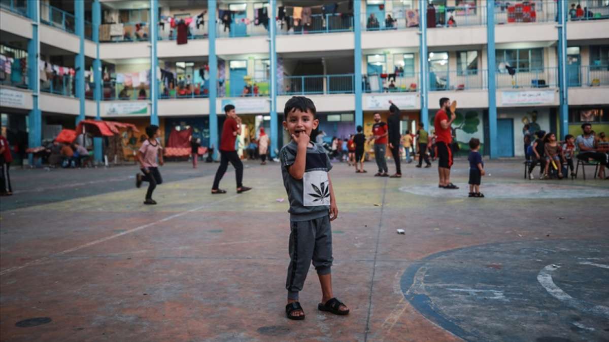 UNRWA okuluna sığınan Gazzeli aileler zor şartlar altında yaşama tutunuyor