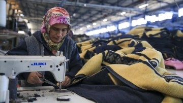 Uşak'taki battaniye fabrikaları depremzedeler için çalışıyor