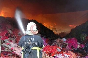 Uşak'taki depo yangını 12 saattir devam ediyor
