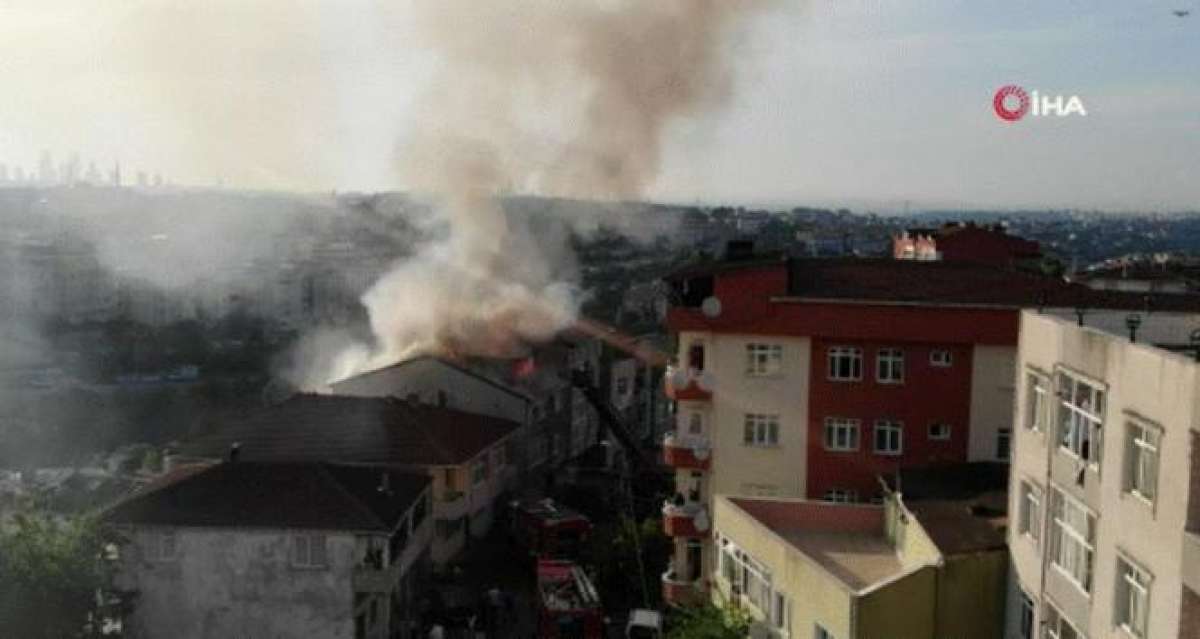 Üsküdar'da 3 katlı bir binanın çatı katında yangın!