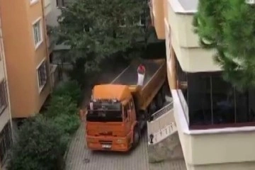 Üsküdar'da 3'üncü kattan kamyona moloz attılar, vatandaşlar tepki gösterdi