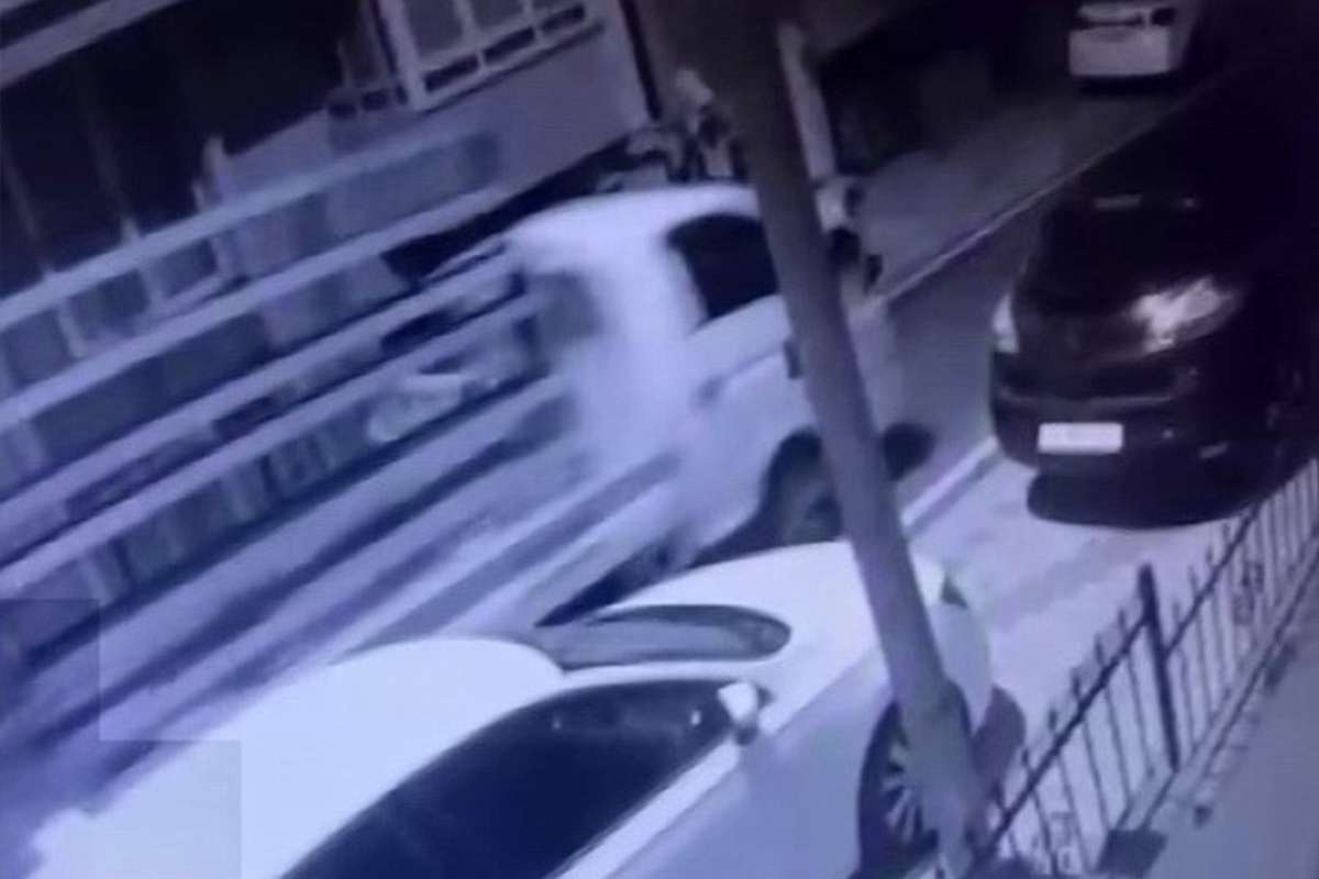 Üsküdar'da gece vakti kamyonet hırsızlığı kamerada