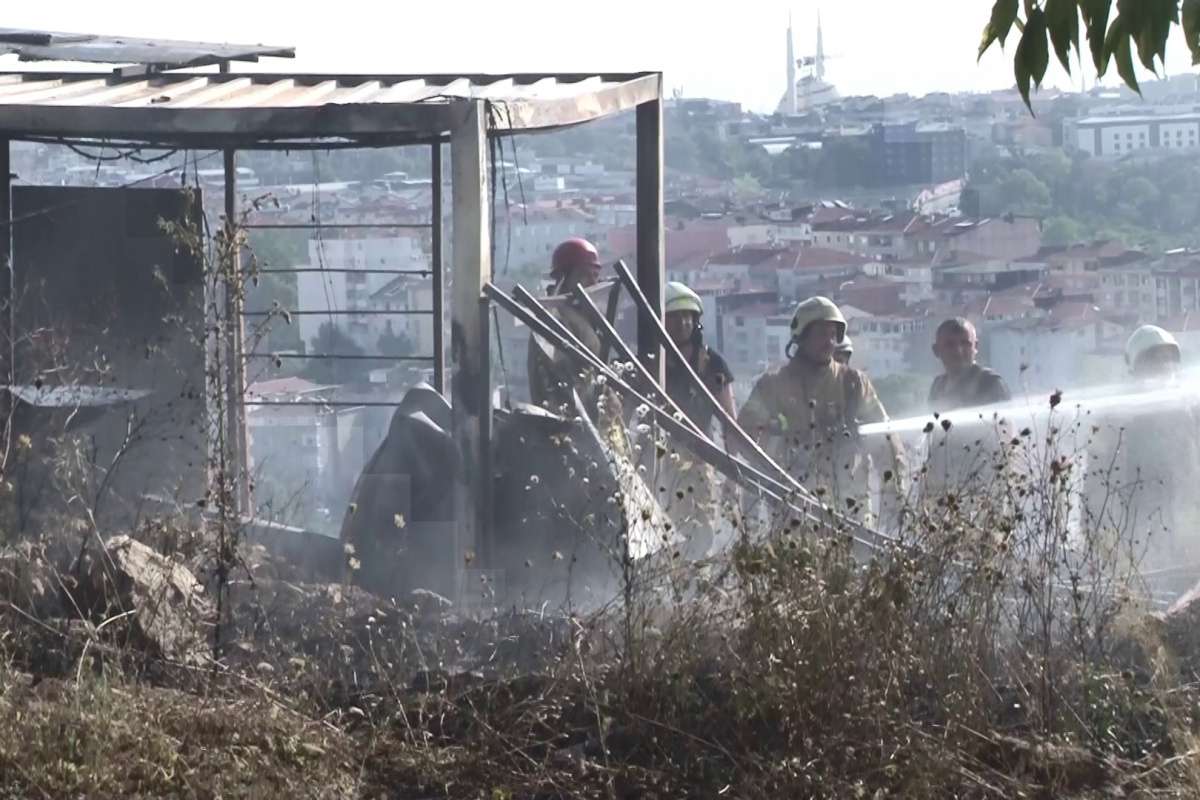Üsküdar'da işçilerin kaldığı konteyner alev alev yandı