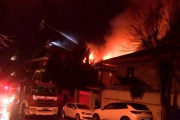 &Uuml;sk&uuml;dar&rsquo;da l&uuml;ks villa alev alev yandı