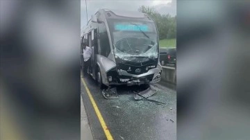 Üsküdar'da metrobüs yolcu indiren metrobüse çarptı