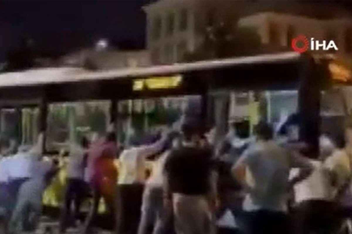 Üsküdar'da refüjde asılı kalan İETT otobüsünü vatandaşlar kurtarmaya çalıştı