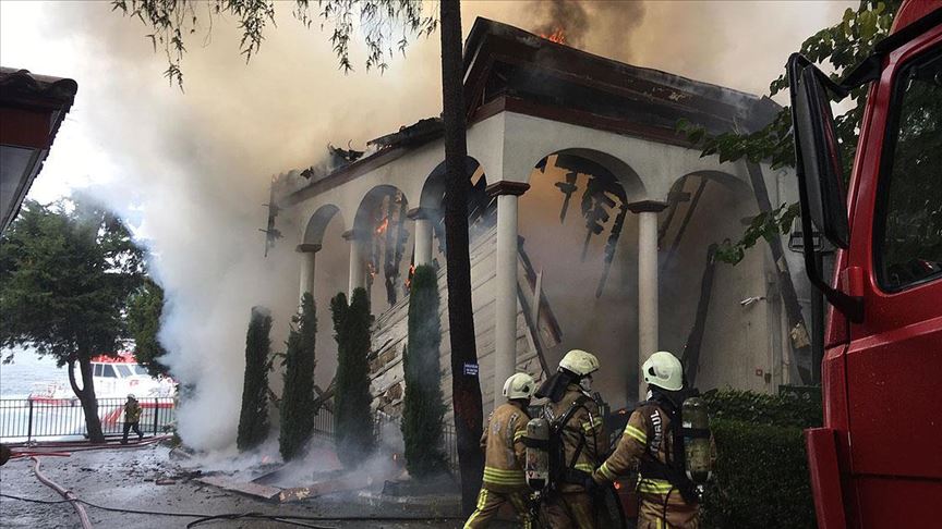 Üsküdar’da tarihi camide çıkan yangın söndürüldü
