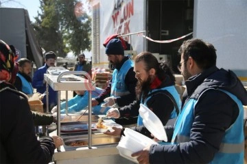 Uygur Türklerinden depremzedelere ‘Uygur Pilavı’ ikramı