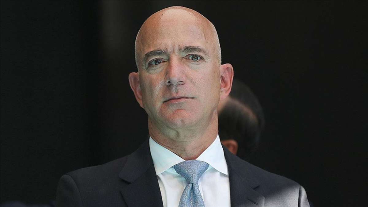 Uzay yolculuğunda Amazon'un kurucusu Bezos'un yanındaki koltuk 28 milyon dolara satıldı