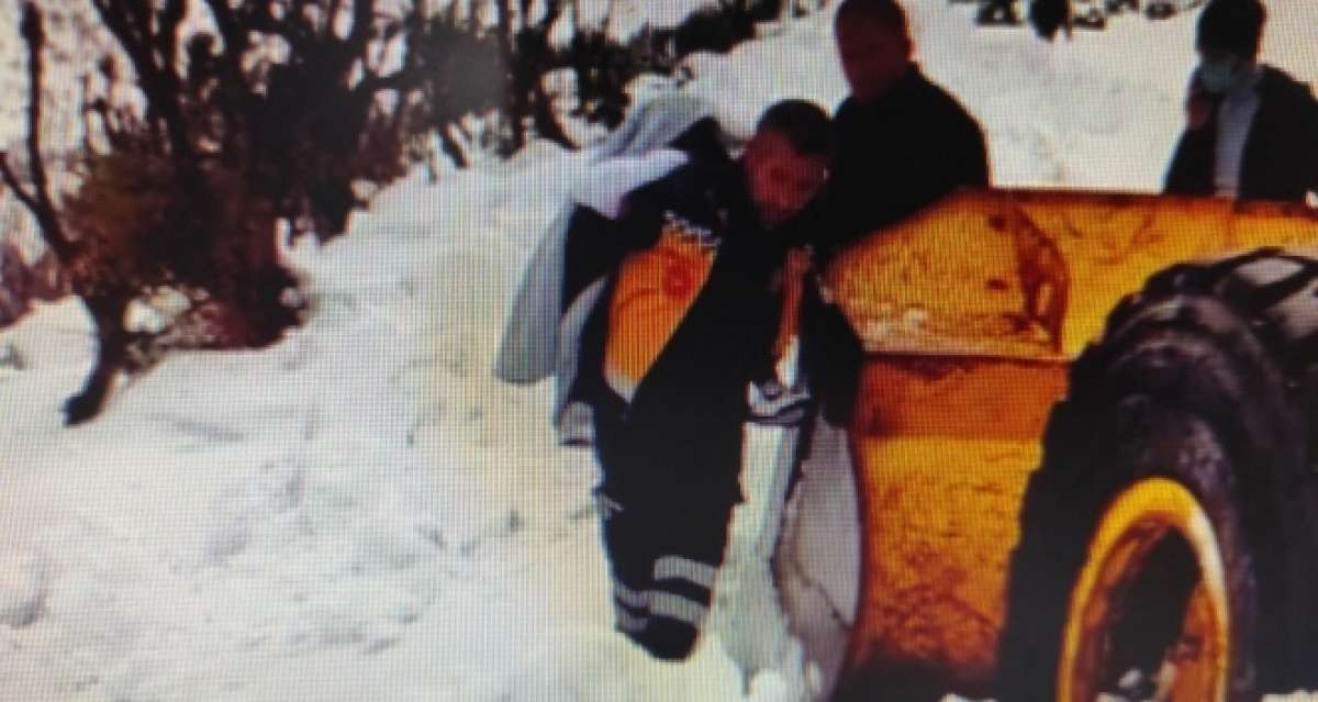 Üzerine sıcak su dökülen çocuk, karla kaplı yolda sırtta taşınarak ambulansa ulaştırıldı