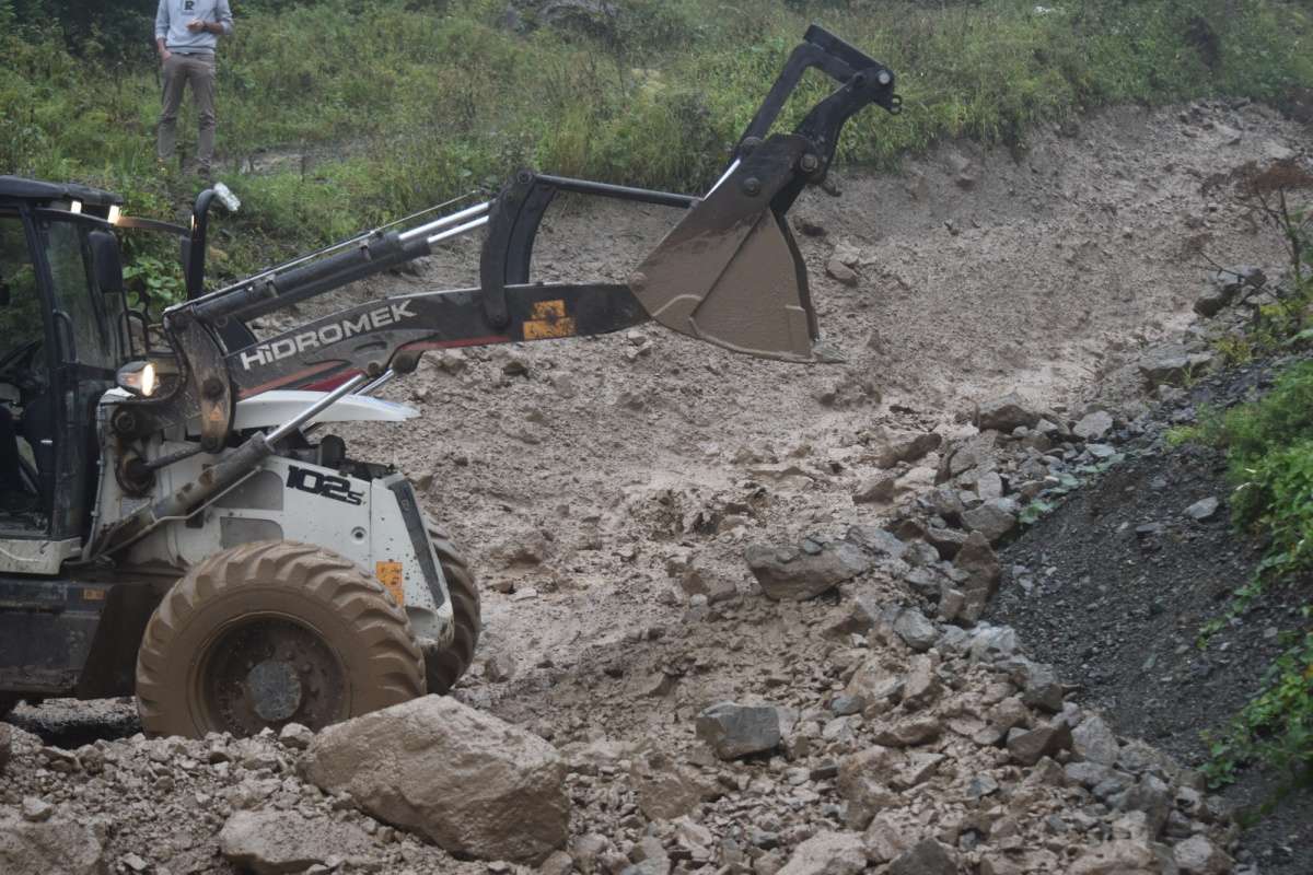 Uzungöl'de şiddetli yağışlar sonrası Koşon Deresi çamur aktı