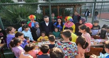 Vali Aksoy, depremzede çocuklara moral oldu