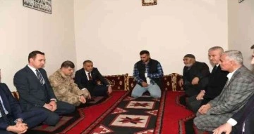 Vali Çuhadar, yaralı askeri evinde ziyaret etti