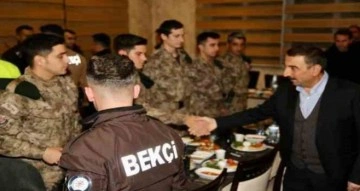 Vali Hacıbektaşoğlu, sahurda mahalle bek&ccedil;ileri ile bir araya geldi