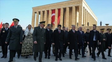 Vali Şahin, Atatürk'ün Ankara'ya gelişinin 103. yılı dolayısıyla Anıtkabir'i ziyaret