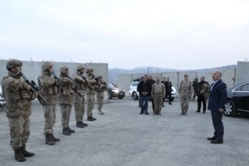 Vali Varol, Ağrı Dağı eteklerinde görev yapan askerlerle iftar yaptı