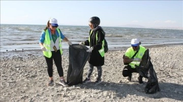 Van Gölü kıyısında "çevre temizliği şenliği" düzenlendi