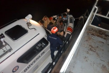 Van Gölü'nü şişme botlarla geçmeye çalışan 60 kaçak göçmen yakalandı
