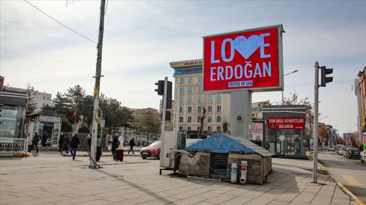 Van'da 3 dilde 'Love Erdoğan' görseli ekranlara yansıtıldı