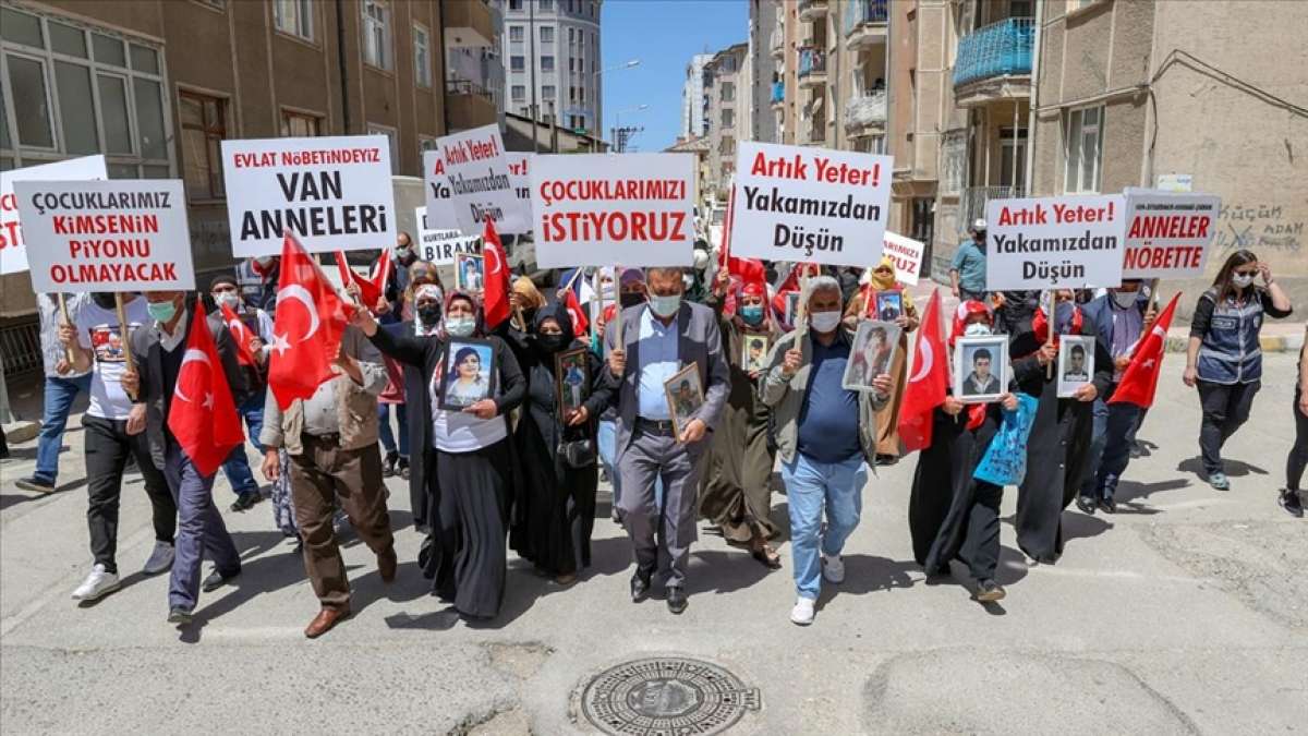 Vanlı ailelerin çocuklarına kavuşmak için HDP İl Başkanlığı önünde yaptığı eylem sürüyor