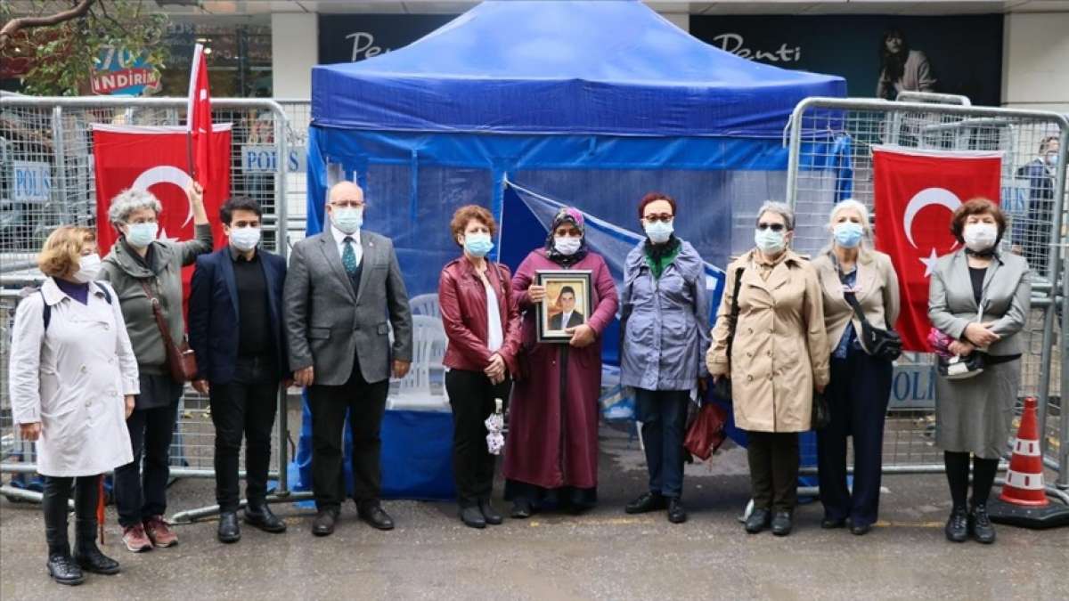 Vatan Partisi İzmir İl Teşkilatı HDP önünde evlat nöbeti tutan aileleri ziyaret etti