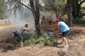 Vatandaşlar ellerinde dallar ve yerden topladıkları kumlarla yangına müdahale etti