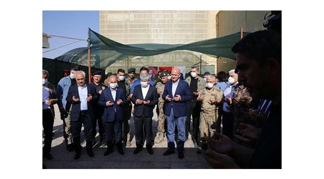 Video Haber: Zeytin Dalı bölgesindeki güvenlik güçleriyle bayramlaşan Bakan Soylu, gözyaşlarına hakim olamadı