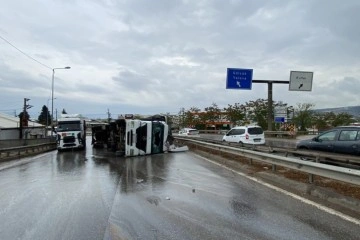 Virajda kontrolden çıkan tır devrildi, sürücü yaralandı