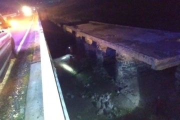 Virajı alamayan otomobil köprünün altına girdi: 3 yaralı